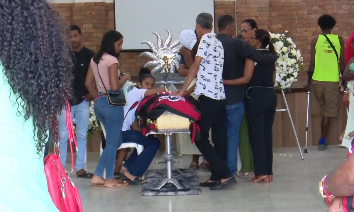 Zau O Pássaro viajou em carro que bateu na BA após ônibus da banda apresentar defeito; cantor é sepultado sob forte comoção
