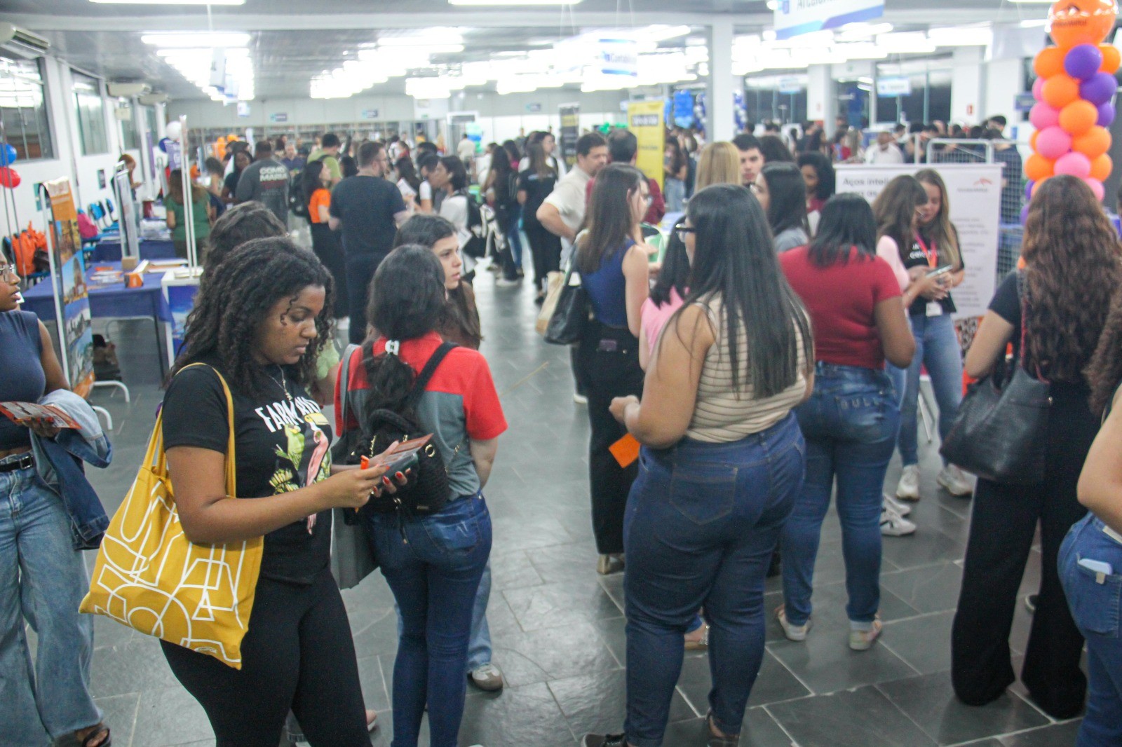 Feira de estágios reúne estudantes e empresas em busca de novos talentos em Volta Redonda