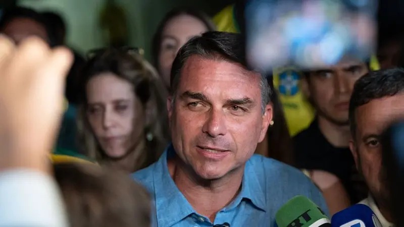 Podemos declara apoio a Flávio Bolsonaro no segundo turno