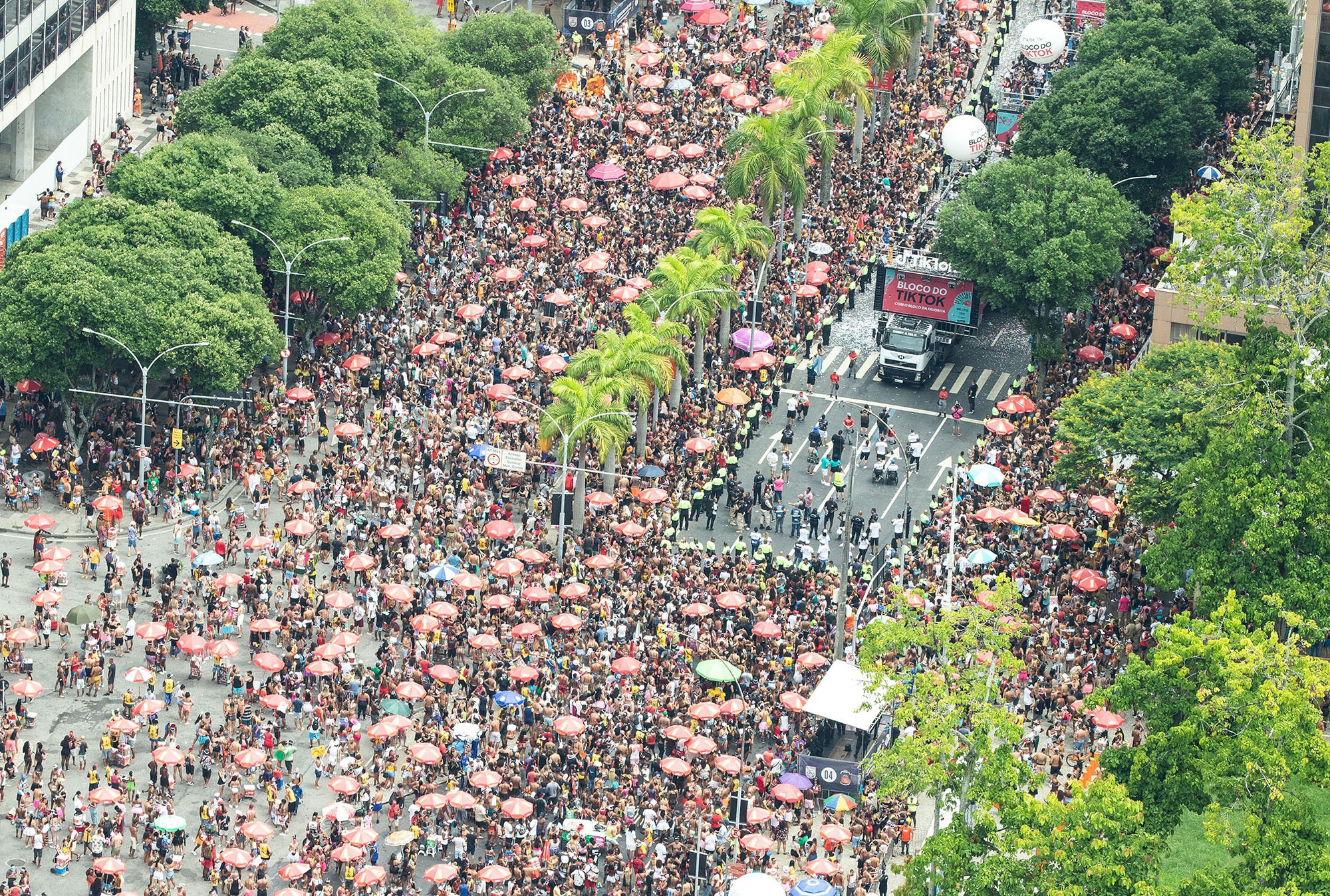 Último sábado de pré-carnaval no Rio tem Bloco da Favorita, Céu na Terra e mais 55 desfiles; monte seu roteiro