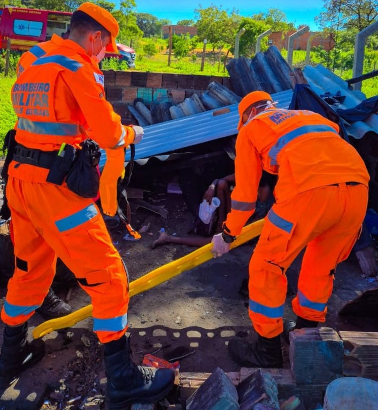 Casal fica ferido após residência desabar em Januária