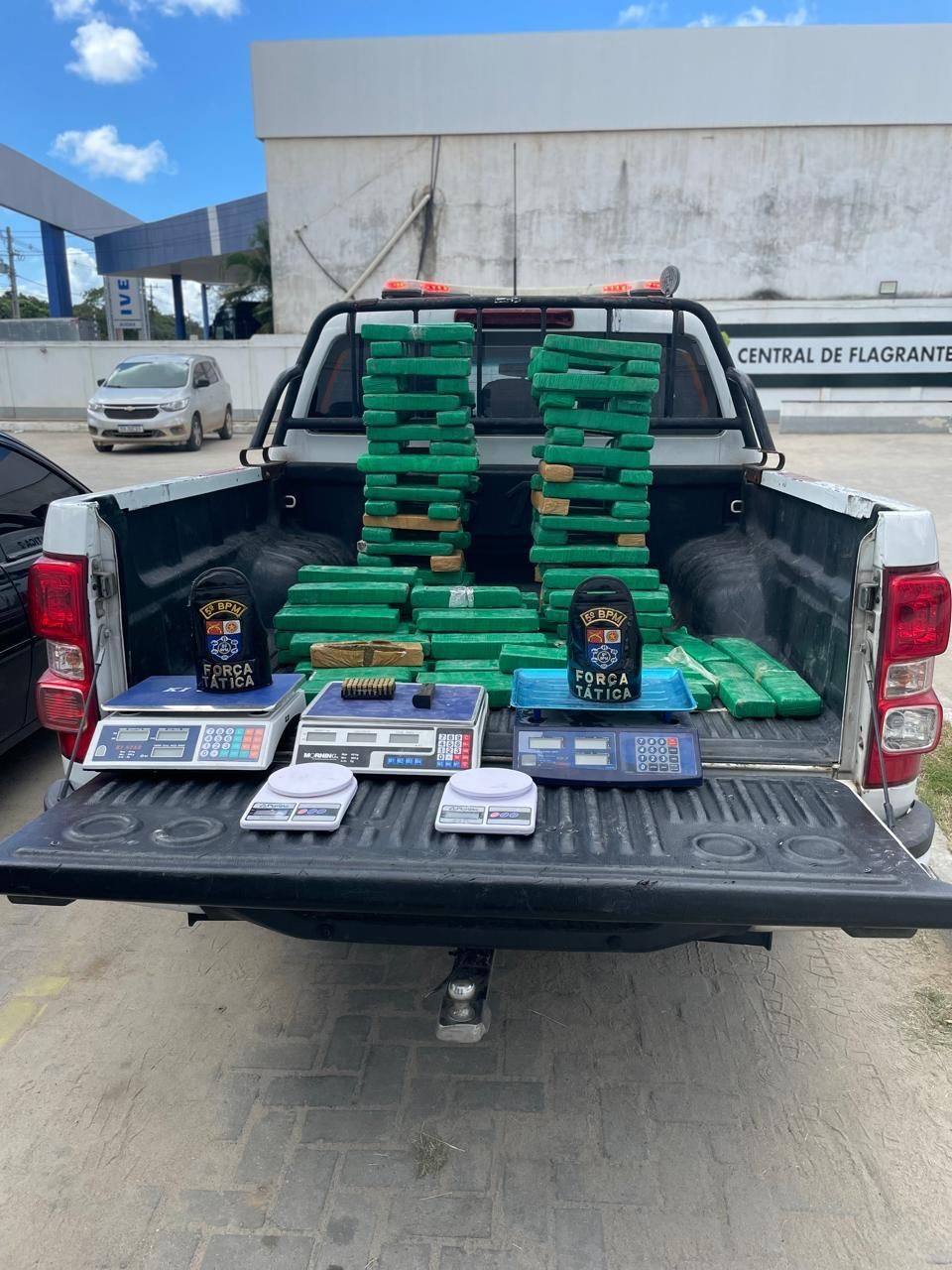 PM intercepta carro usado para delivery de drogas e apreende 130 kg de maconha na Praia do Francês