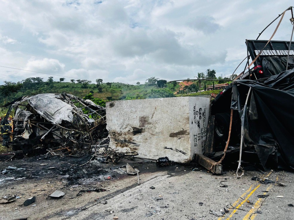Ônibus pegou fogo após colidir contra carreta — Foto: Corpo de Bombeiros MG/Divulgação