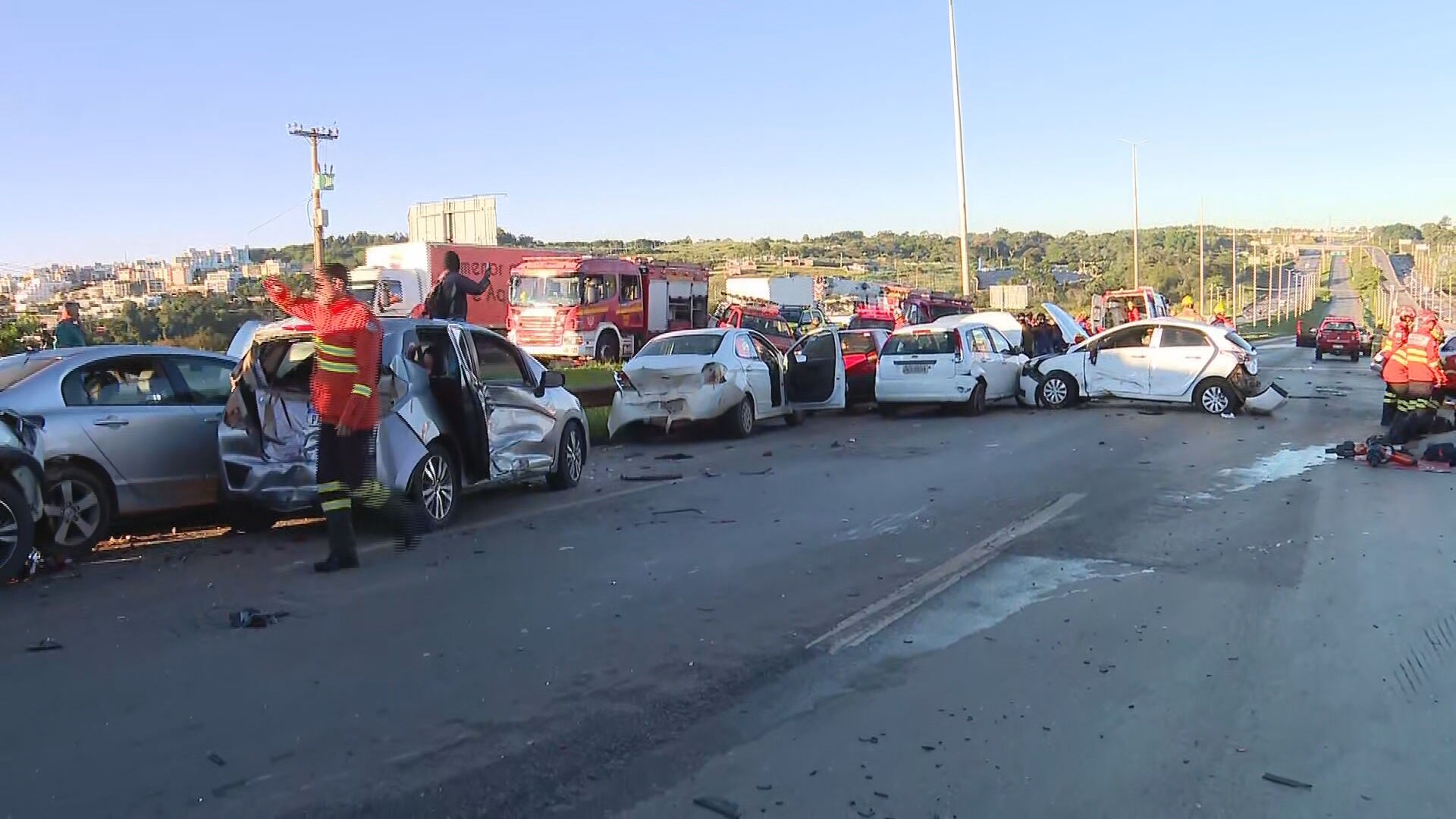 Carreta perde controle e causa acidente com 12 veículos na Epia Norte, no DF