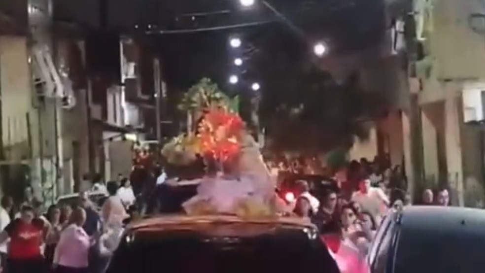 Padre Fernando Reis, pároco da Paróquia de Santa Teresinha do Menino Jesus, no Bairro Vicente Pinzon, em Fortaleza, estava desfilando em um carro aberto quando os disparos começaram. — Foto: Reprodução