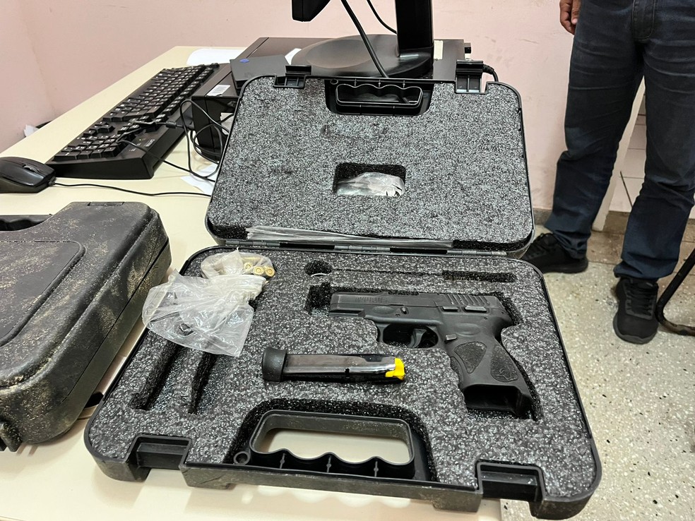 Polícia encontrou duas pistolas enterradas na casa após denúncia de suposto assalto na Grande Natal — Foto: Vinicius Marinho/Inter TV Cabugi