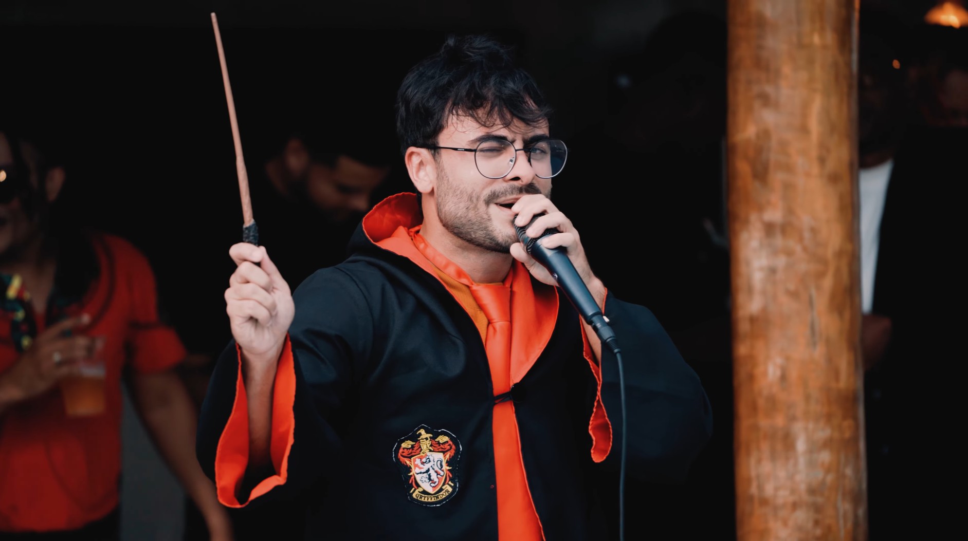 Cantor sósia de Harry Potter diz que mudará seu nome após notificação