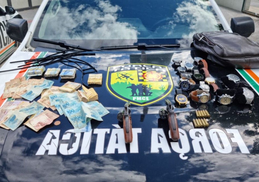 Polícia apreendeu duas armas e recuperou os pertences roubados por assaltantes presos em Sobral. — Foto: Polícia Militar/ Divulgação