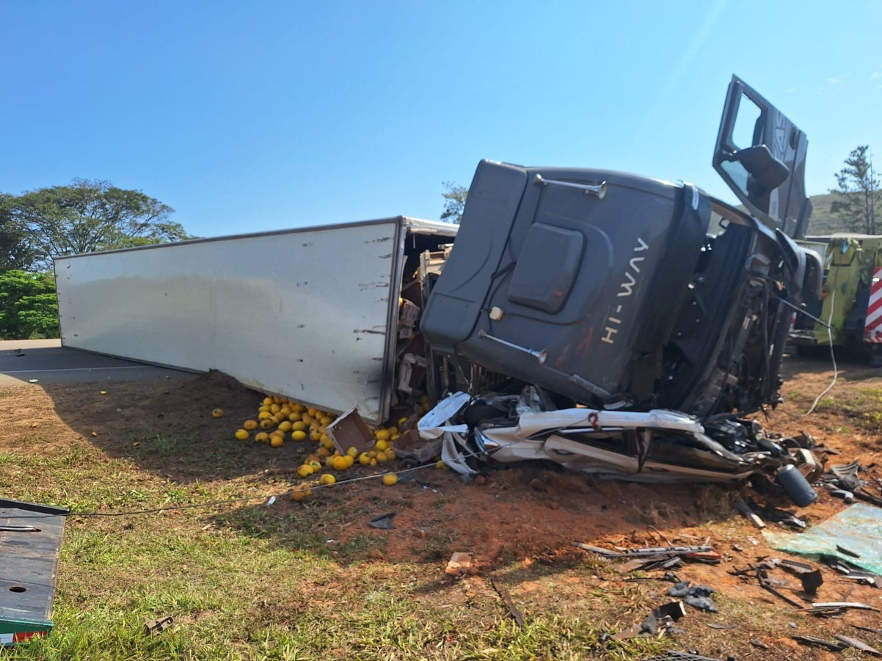 Carro é esmagado por carreta carregada com melão na BR-116