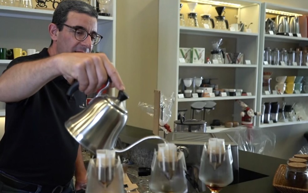 Gustavo Leonel, agrônomo e terceira geração da família, é responsável pela produção orgânica da fazenda centenária em Franca (SP) — Foto: Reprodução EPTV