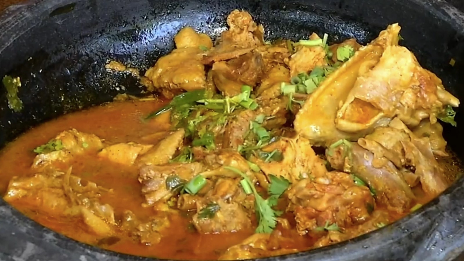 Como fazer galinha caipira com pirão: confira passo a passo de receita tradicional do Ceará