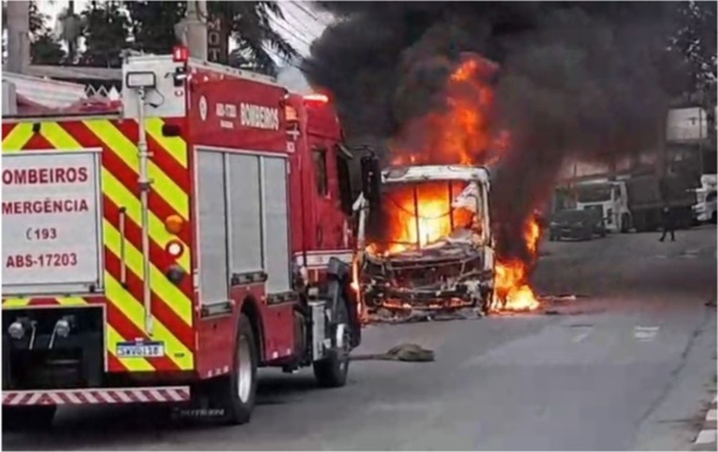 VÍDEO: incêndio destrói ônibus com trabalhadores a caminho de obra no Rodoanel, em Poá