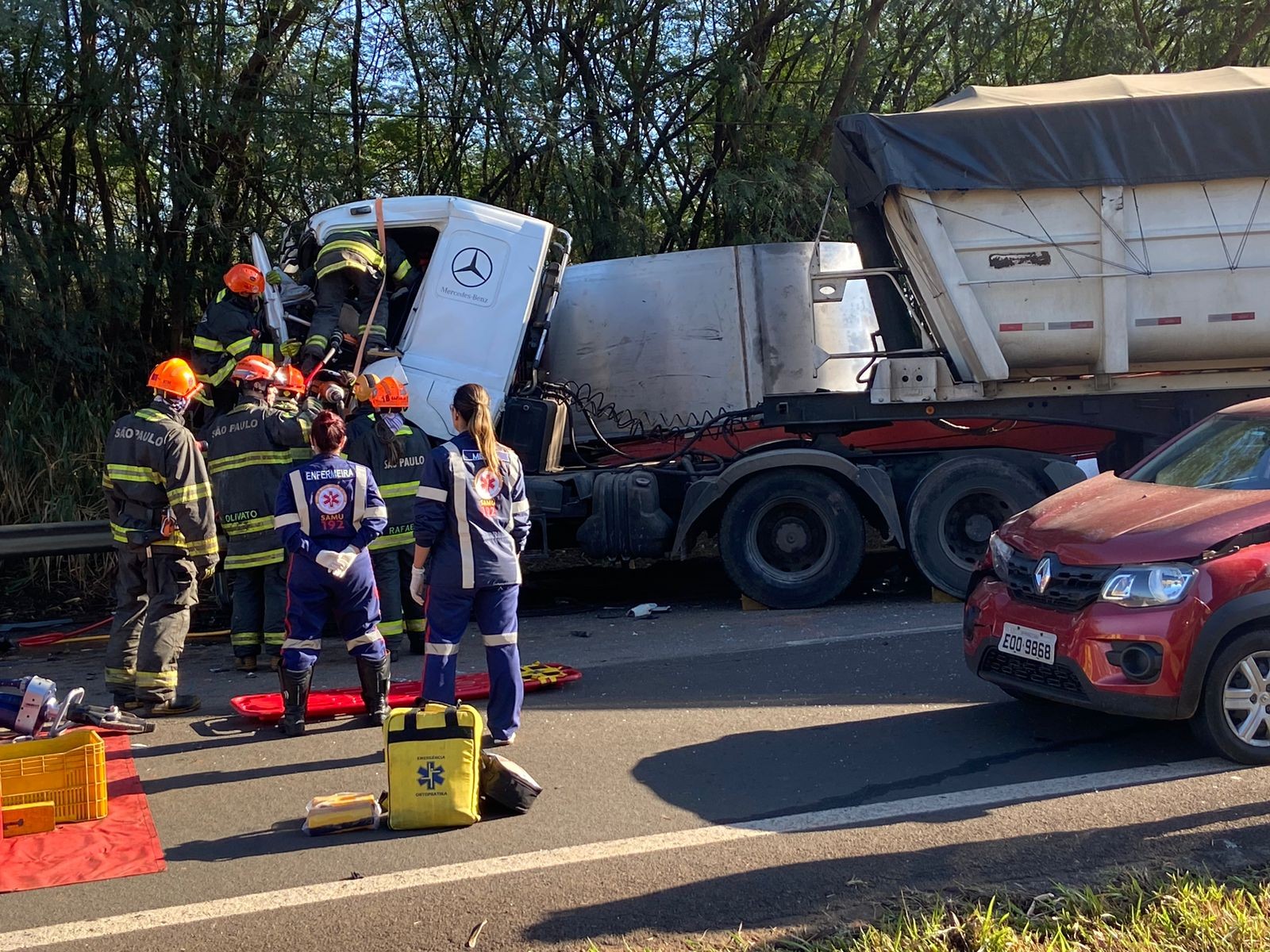 Engavetamento com carreta, caminhões e carros interdita SP-127 em Piracicaba