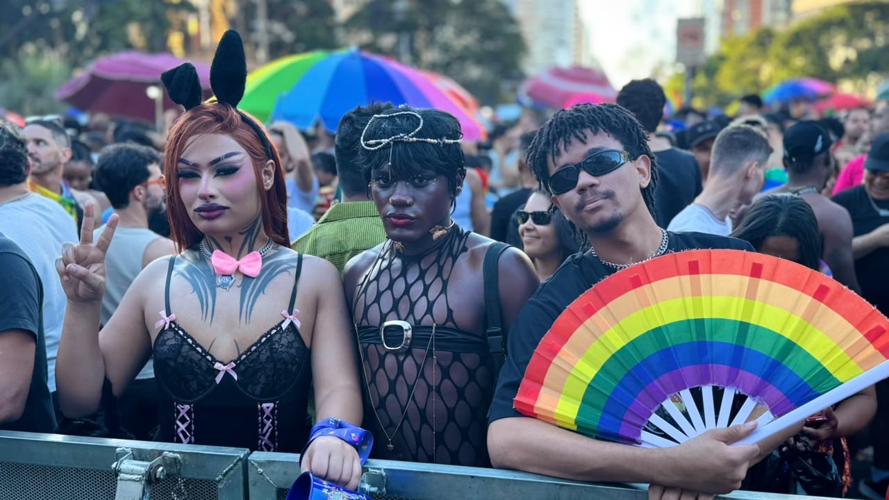 Parada do Orgulho LGBTQIA+ de BH reúne multidão em sua 27ª edição; FOTOS