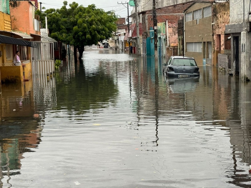 Rua Cauby Barroca alagada no início da manhã desta quarta (13) em Natal — Foto: Sérgio Henrique Santos/Inter TV Cabugi
