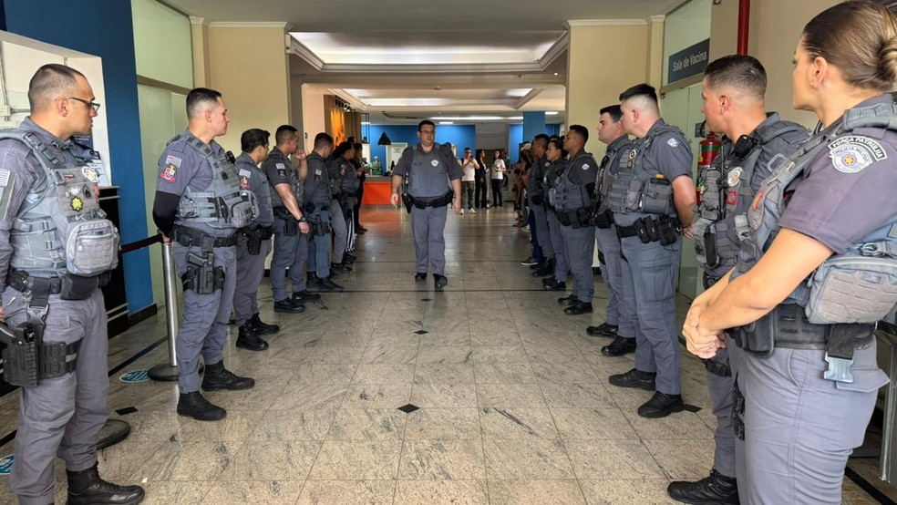 Policiais se reuniram para acompanhar captação de órgão do soldado — Foto: Victor Cardoso / Arquivo Pessoal