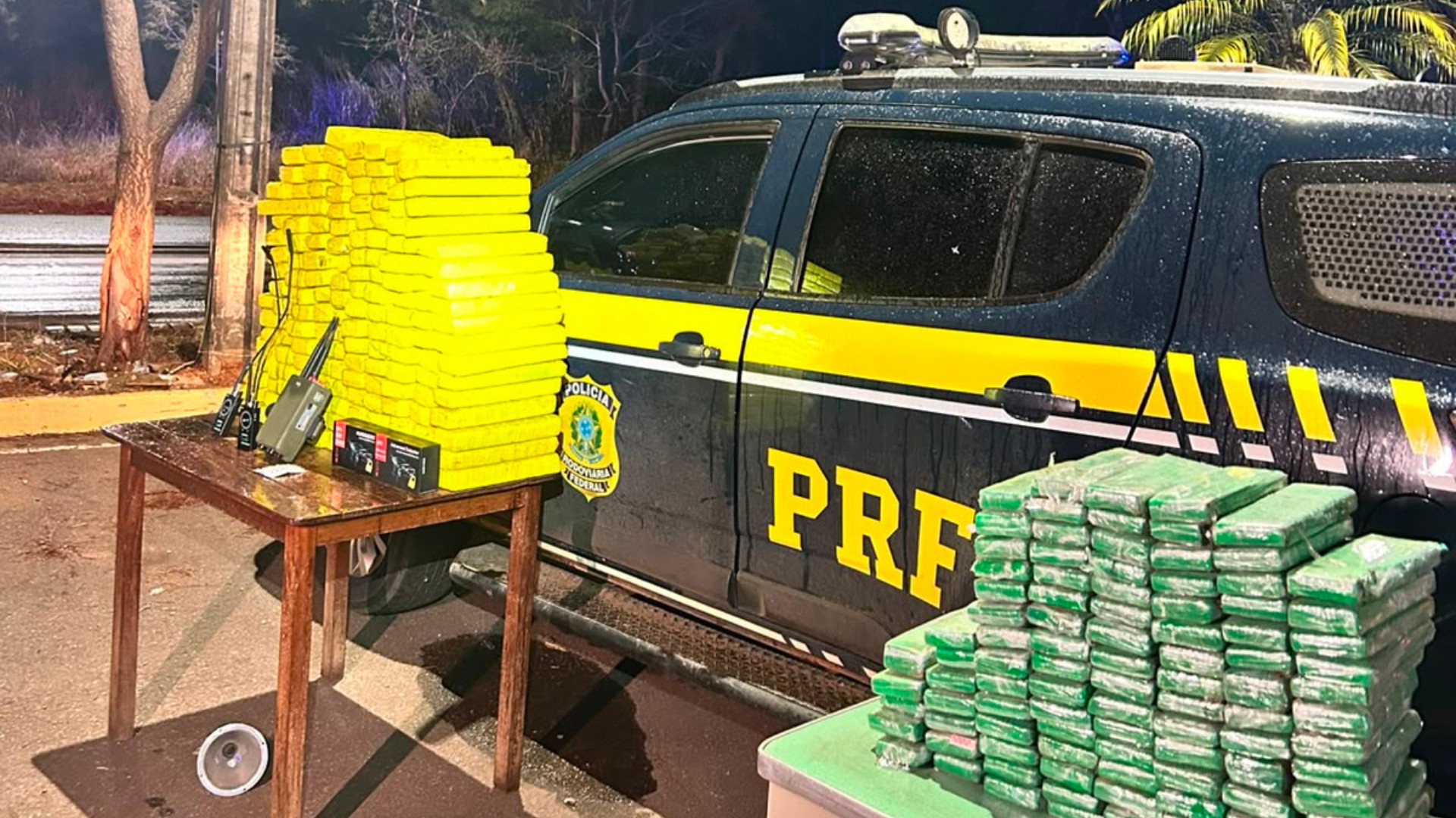 Carro com LED e fuga em alta velocidade leva PRF a apreender mais de 250 kg de maconha em MG 