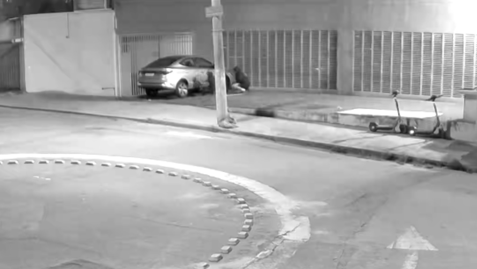 VÍDEO mostra dupla furtando rodas de carro estacionado na Zona Sul de São José; um suspeito foi preso