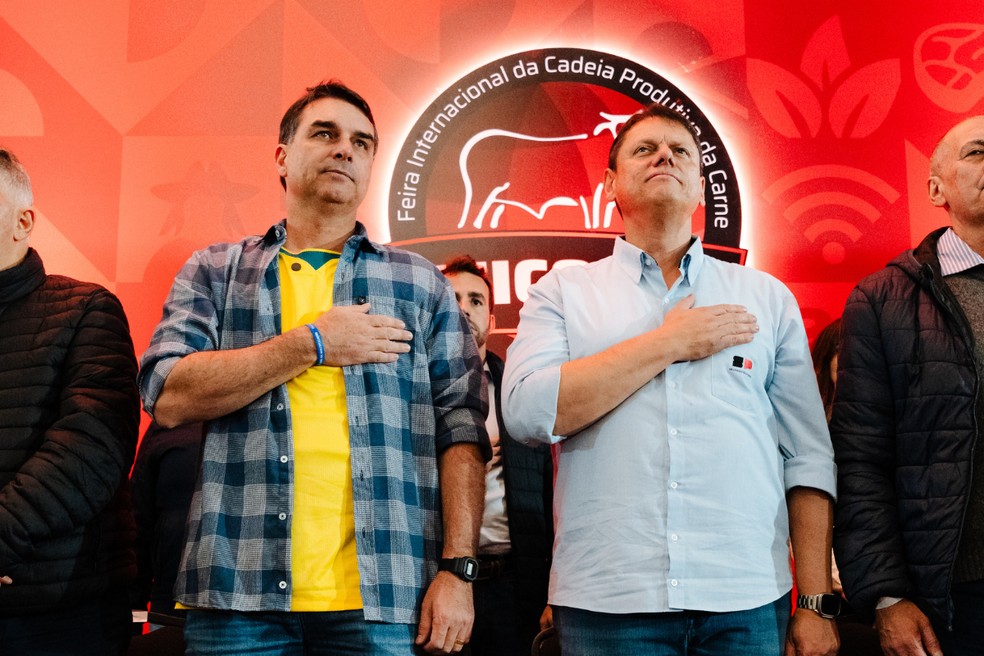 Tarcísio de Freitas e Flávio Bolsonaro estiveram em Presidente Prudente (SP) — Foto: Vittor Sales/Divulgação