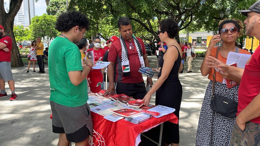 Ato reuniu manifestantes para rodas de conversa e apresentações culturais no Centro do Recife — Foto: Iris Costa/g1