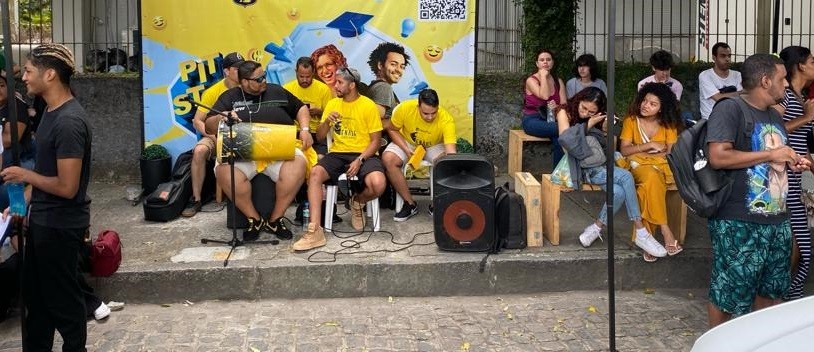 Show de samba anima candidatos em local de provas do Enem no Recife: 'A gente veio descontrair a rapaziada', diz músico