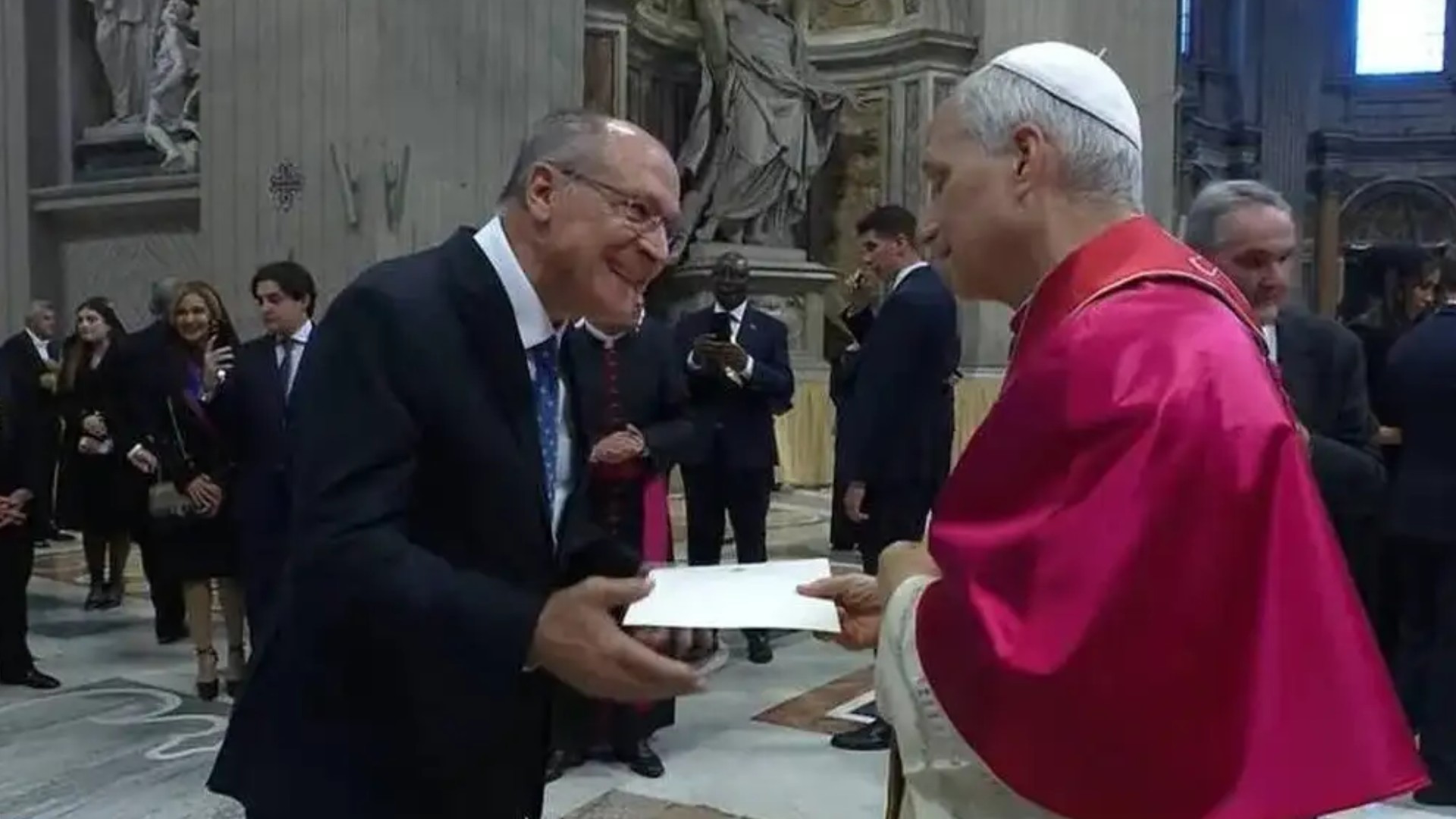 Alckmin entrega convite para papa Leão XIV ir ao Brasil durante a COP 30 em Belém