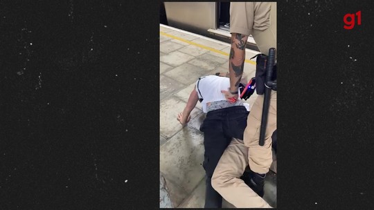 VÍDEO: Passageiro leva choques e mata-leão de seguranças em estação de trem de SP - Programa: G1 SP 