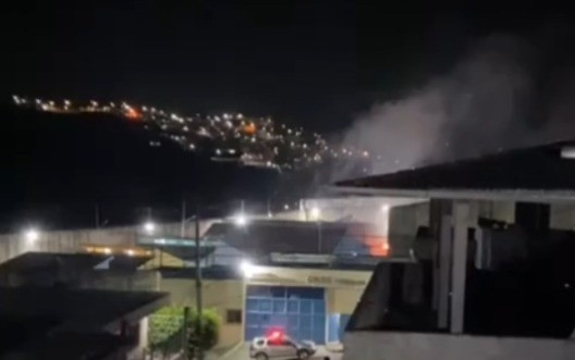 Vídeo mostra incêndio e sons de explosões na Funase de Timbaúba; governo diz que houve 'intercorrência' e não explica o que aconteceu