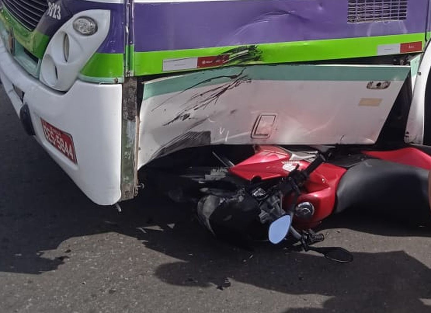 Motociclista fica ferido e moto para embaixo de ônibus na Zona Norte de Aracaju