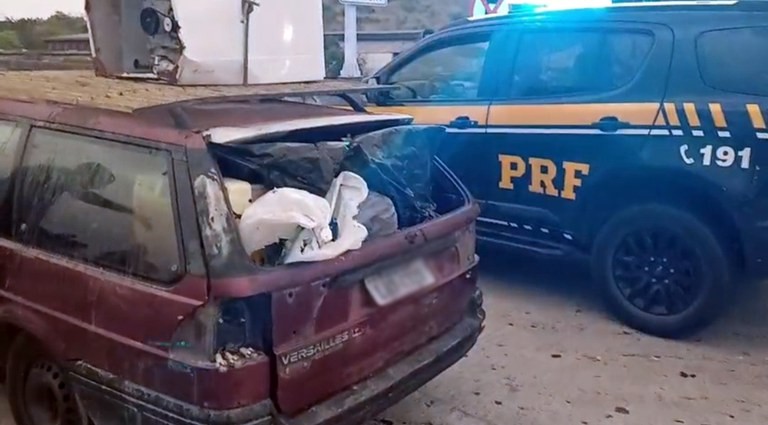 PRF apreende carro que cruzou a Ponte Rio-Niterói com geladeiras, fogão e máquina de lavar no teto
