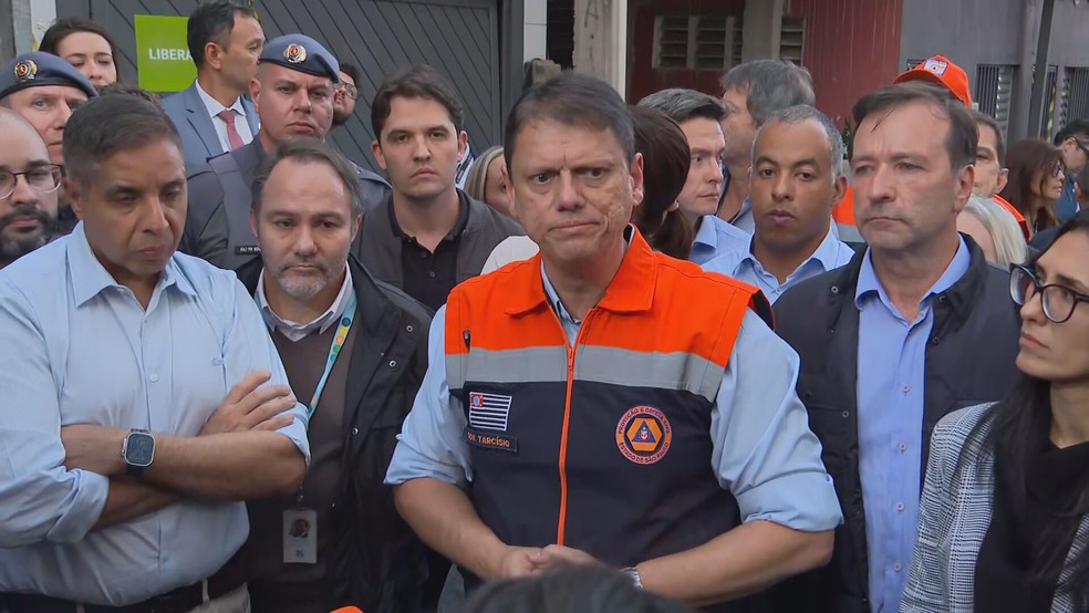Tarcísio visita moradores do Jaguaré e afirma que 'não abrirá mão de responsabilizar as concessionárias' pela explosão. — Foto: Reprodução/TV Globo