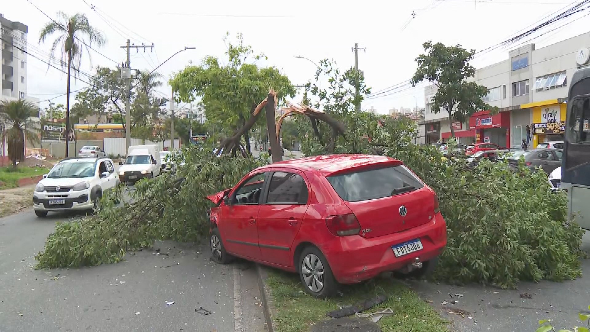 Motorista perde controle de carro, invade contramão e bate em quatro veículos em BH