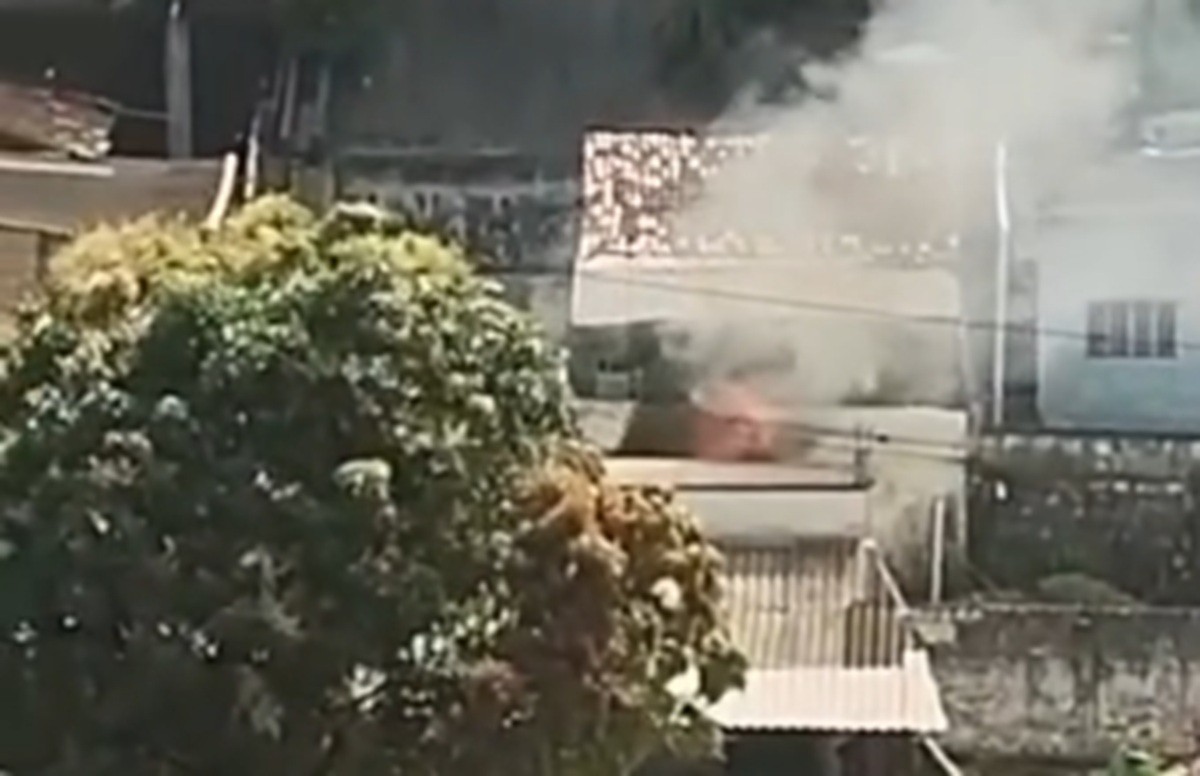 Incêndio atinge casa após carro pegar fogo em garagem; criança e adolescentes ficam feridos