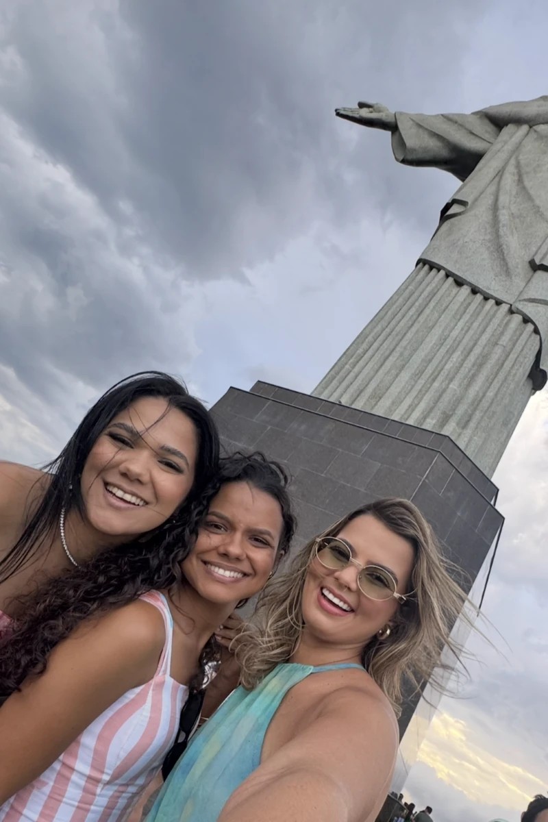 'A gente vai de arrasta': o pavor das amigas presas no Cristo Redentor na ventania
