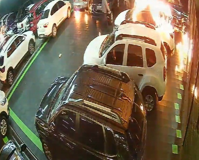 Homem encapuzado circula dentro de loja durante incêndio que destruiu 70 carros em SC; VÍDEO
