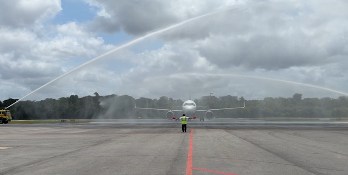 Aeronaves são 'batizadas com água benta' para receber passageiros no Círio de Nazaré, em Belém