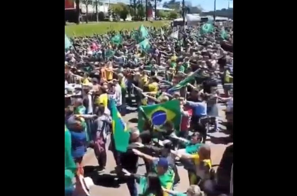 Centenas de pessoas fazem ato no Rio de Janeiro em defesa de