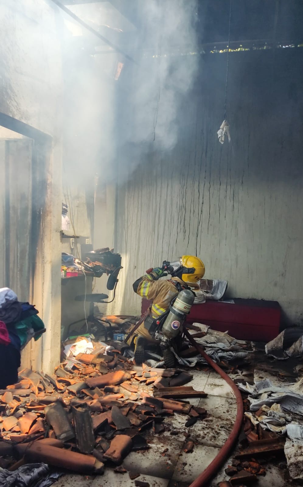 Casa fica destruída após pegar fogo em Januária 