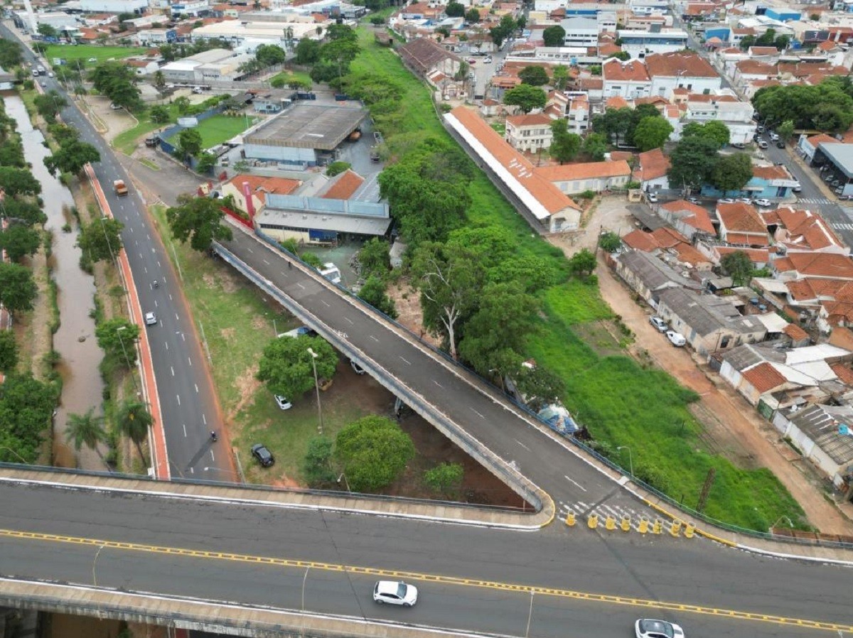 Obras interditam viaduto João Simonetti na rua 13 de Maio e mudam o trânsito no Centro de Bauru; veja desvios