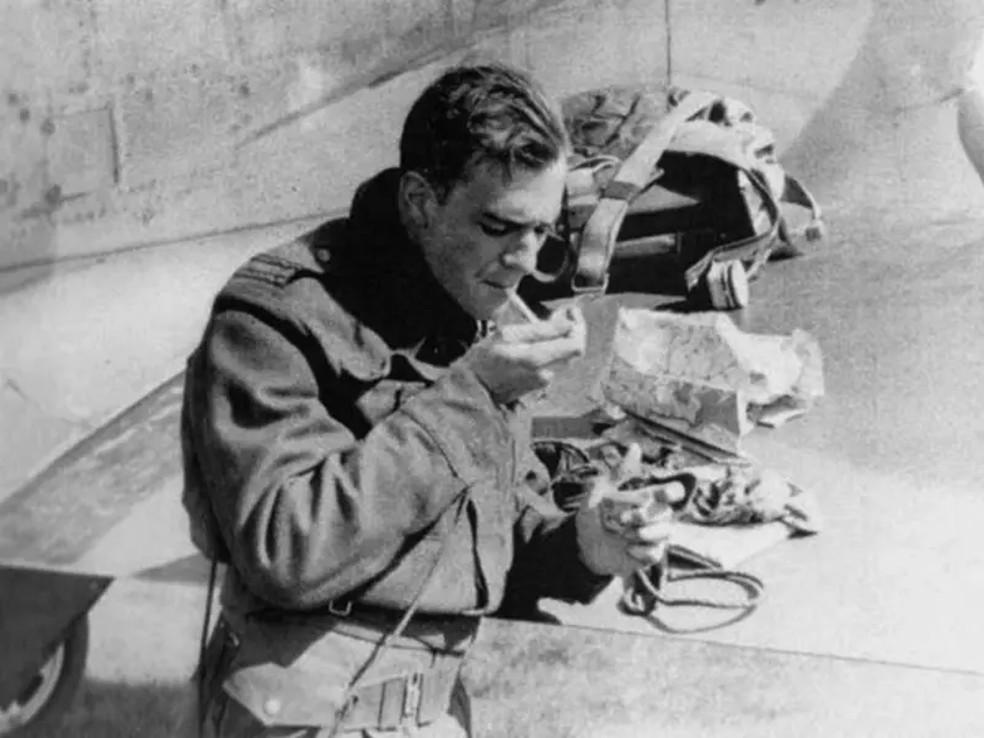 Pierre Clostermann, ao retornar de uma missão, em março de 1945 — Foto: BBC/Acervo pessoal/Claudio Lucchesi
