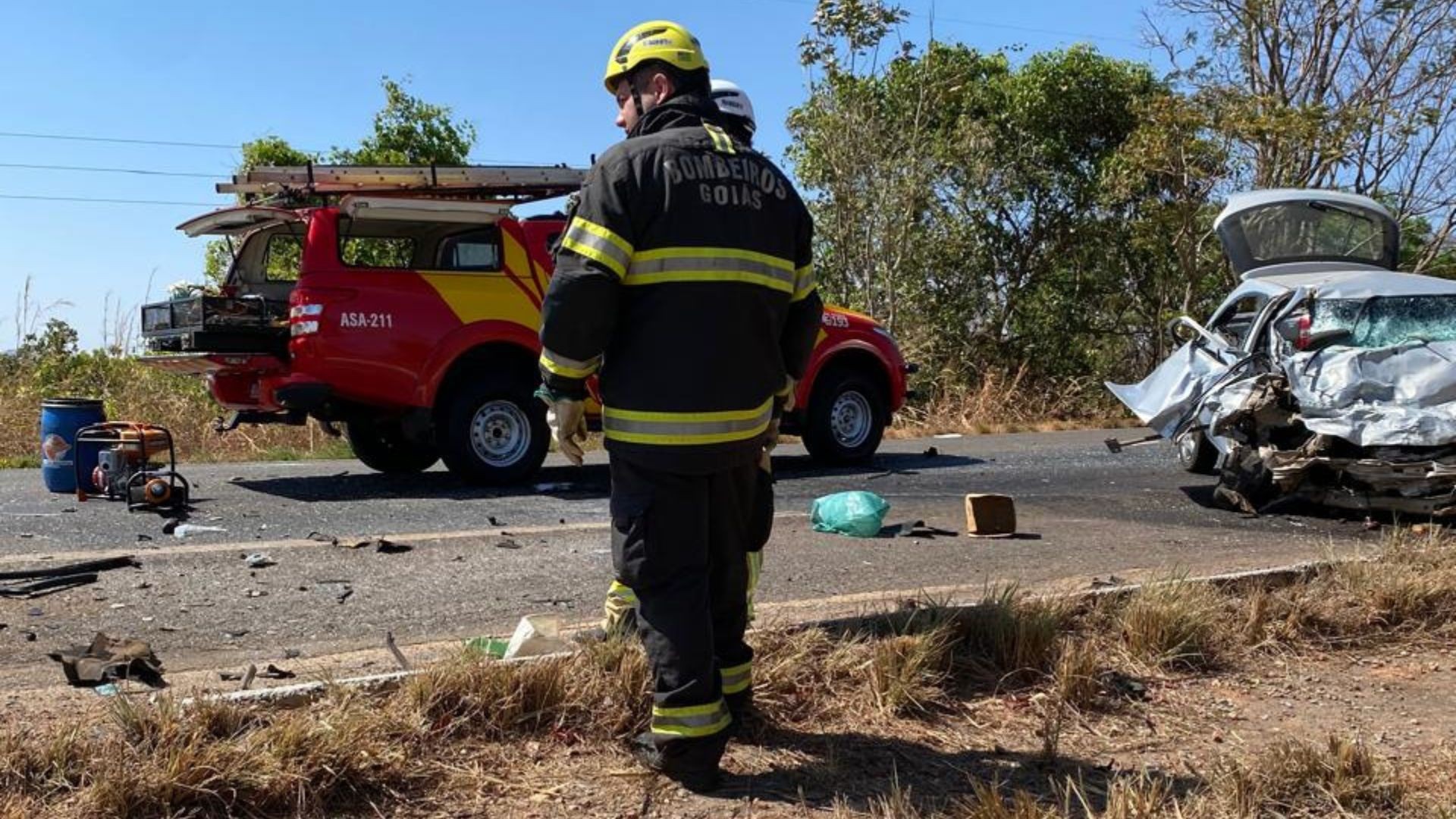 Mulher morre e homens ficam feridos em acidente, em Goiás