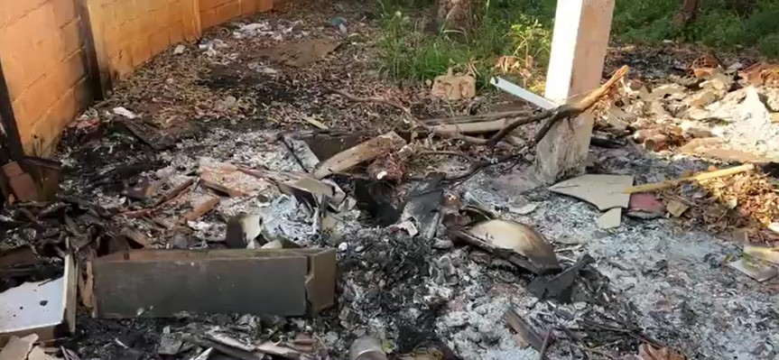 Prédio abandonado vira ponto de descarte irregular de lixo em Birigui e preocupa moradores 