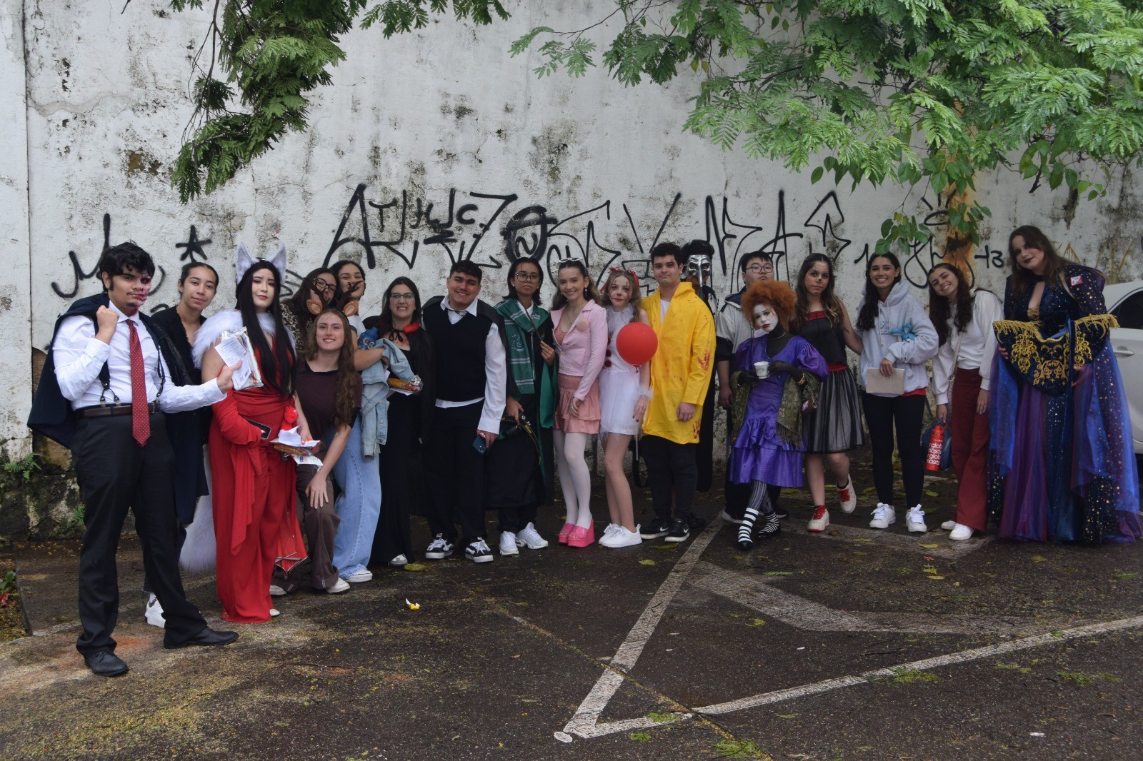 Estudantes de moda se fantasiam de vampiros para doar sangue em clima de Halloween em Sorocaba