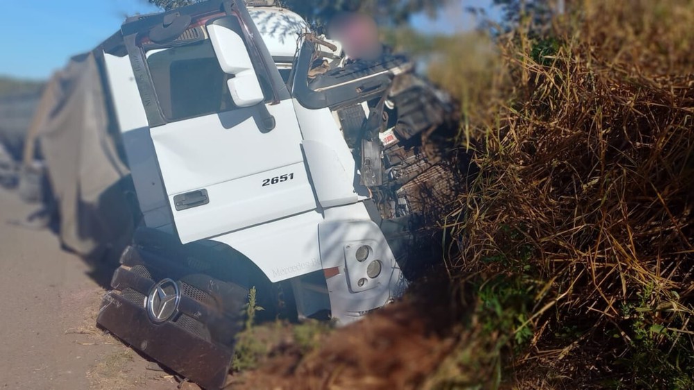 Prata: Motorista morre em batida entre carretas e ataque de abelhas dificulta o resgate na BR-153