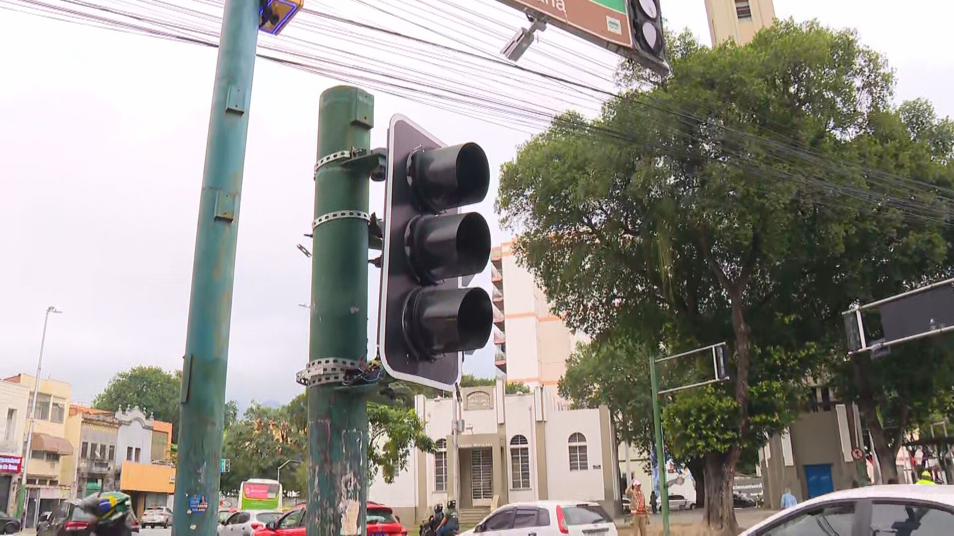 Motociclista morre em colisão com ônibus na Zona Norte do Rio; cruzamento teve mais de 77 furtos de cabos este ano
