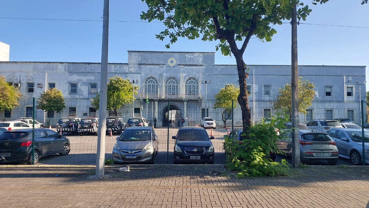 Policial militar preso pede comida em aplicativo e agentes encontram cocaína na embalagem, em Fortaleza