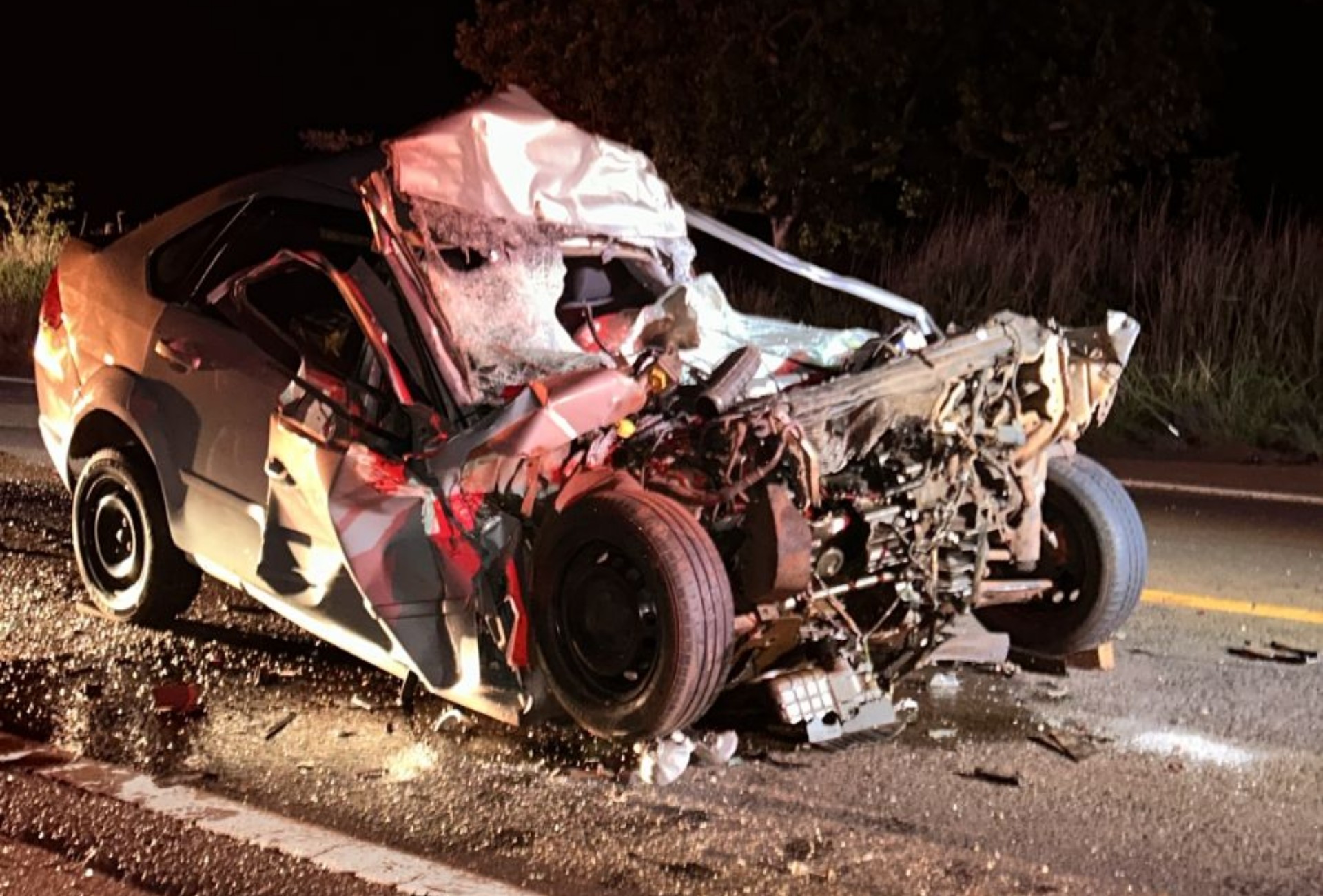 Motorista morre após bater carro na traseira de bi-trem na BR-267 em MS