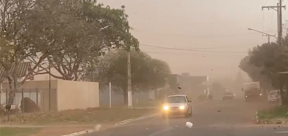 Névoa de poeira em Amambai. — Foto: Redes sociais/Reprodução