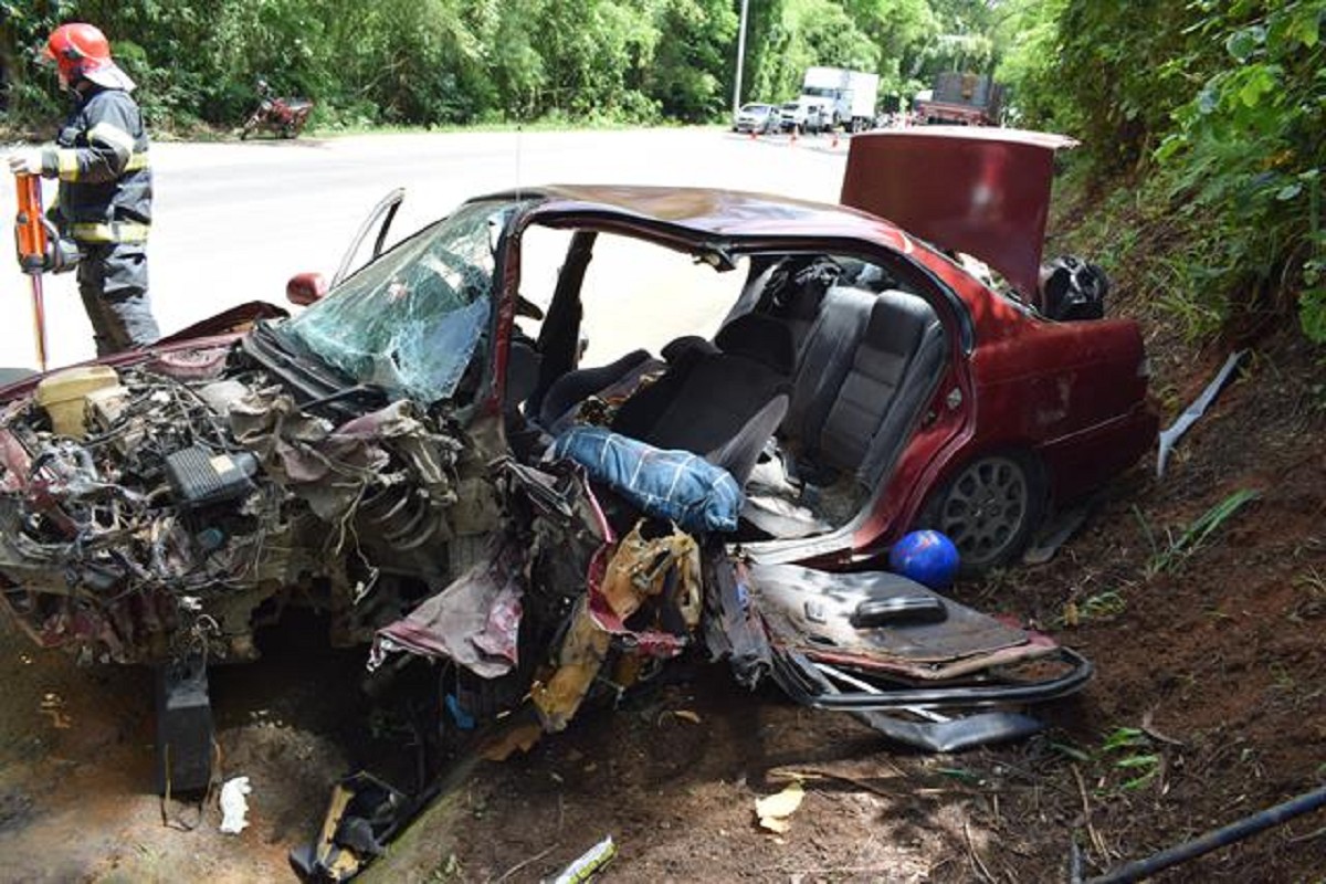 Batida entre carros de passeio deixa vítimas presas às ferragens na BR-116, em Muriaé