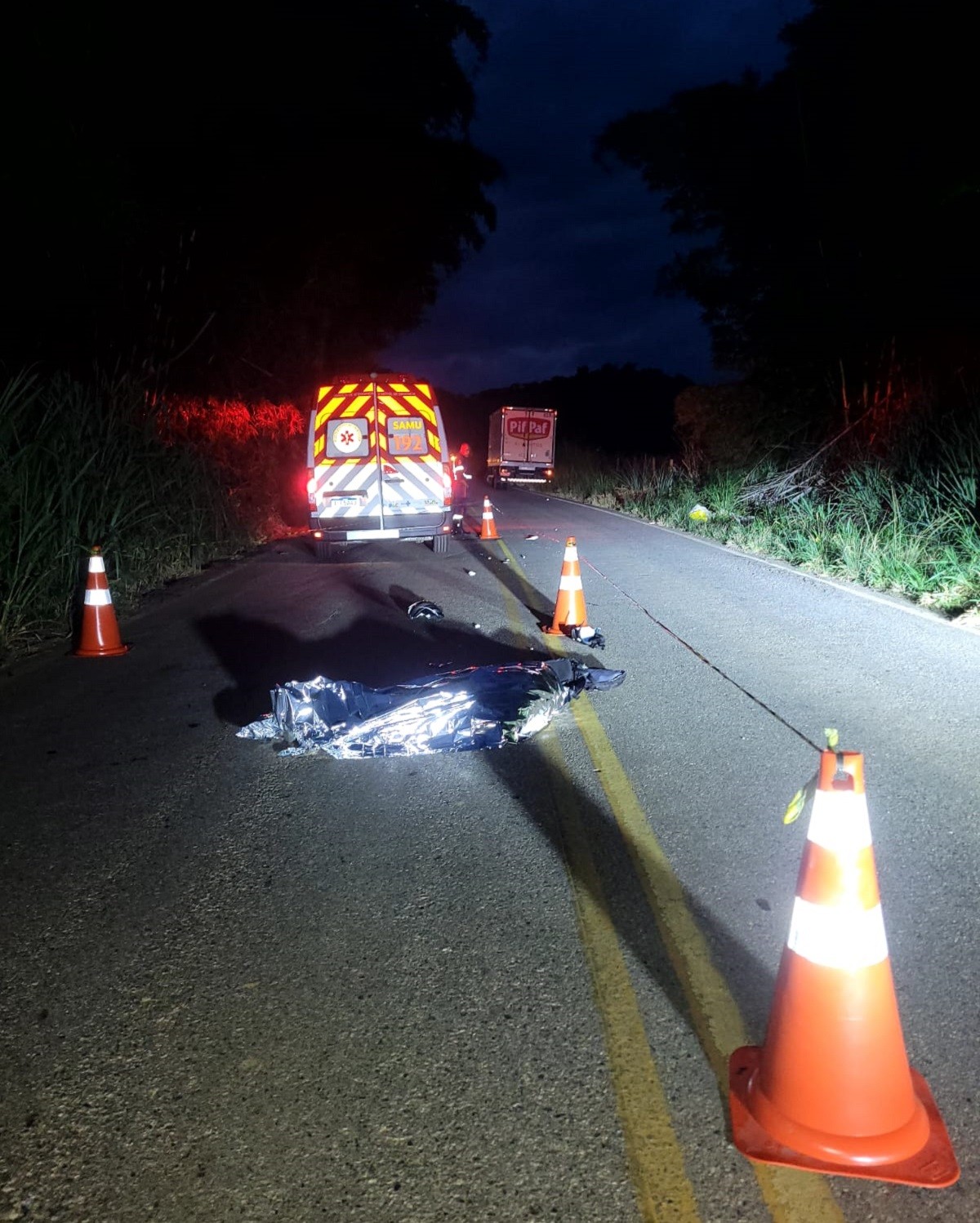 Motociclista morre após bater em dois caminhões durante ultrapassagem na MG-447